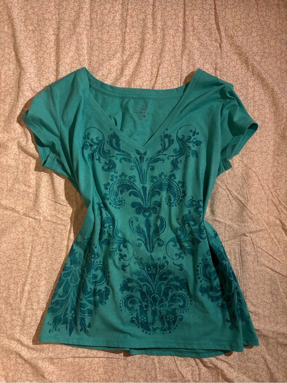 New York & Company Teal V-Neck Short Sleeve Top with Damask Print